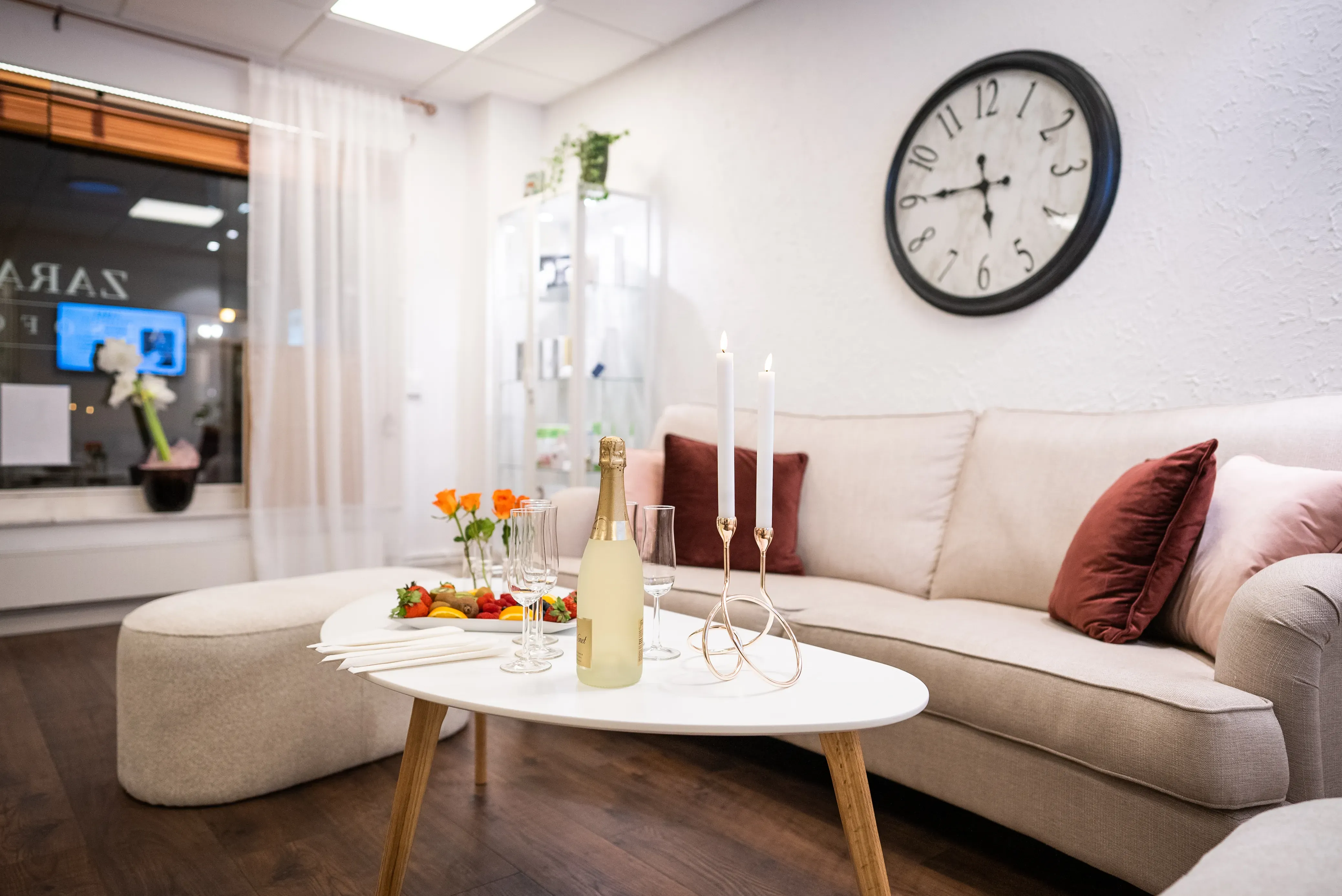 Avslappnande miljö på Zaras Hälsofokus med soffa och champagne